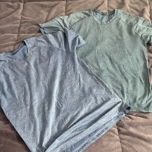 lululemon athletica Men's Short Sleeve Crew Tees in Light Blue and Sage size S